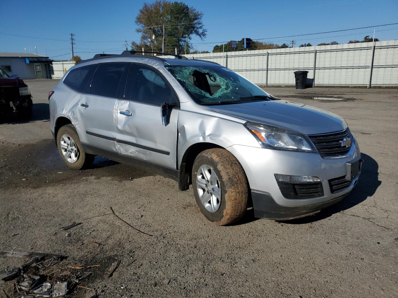 VIN 1GNKRFED2HJ311021 2017 CHEVROLET TRAVERSE no.4