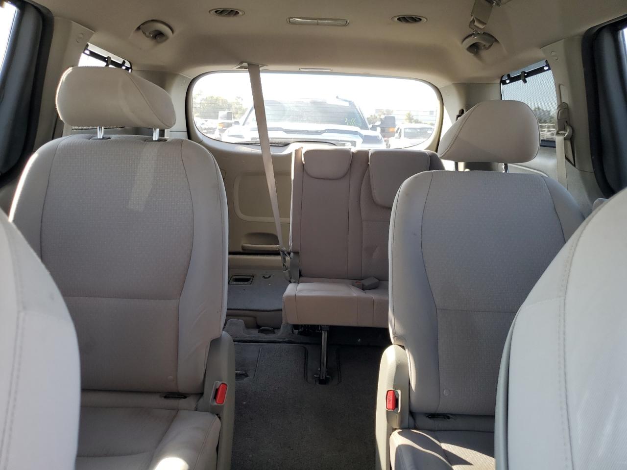 2016 Kia Sedona - Image 10