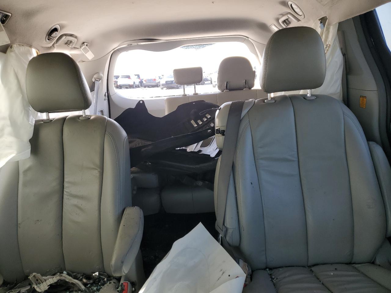 2013 Toyota Sienna - Image 10