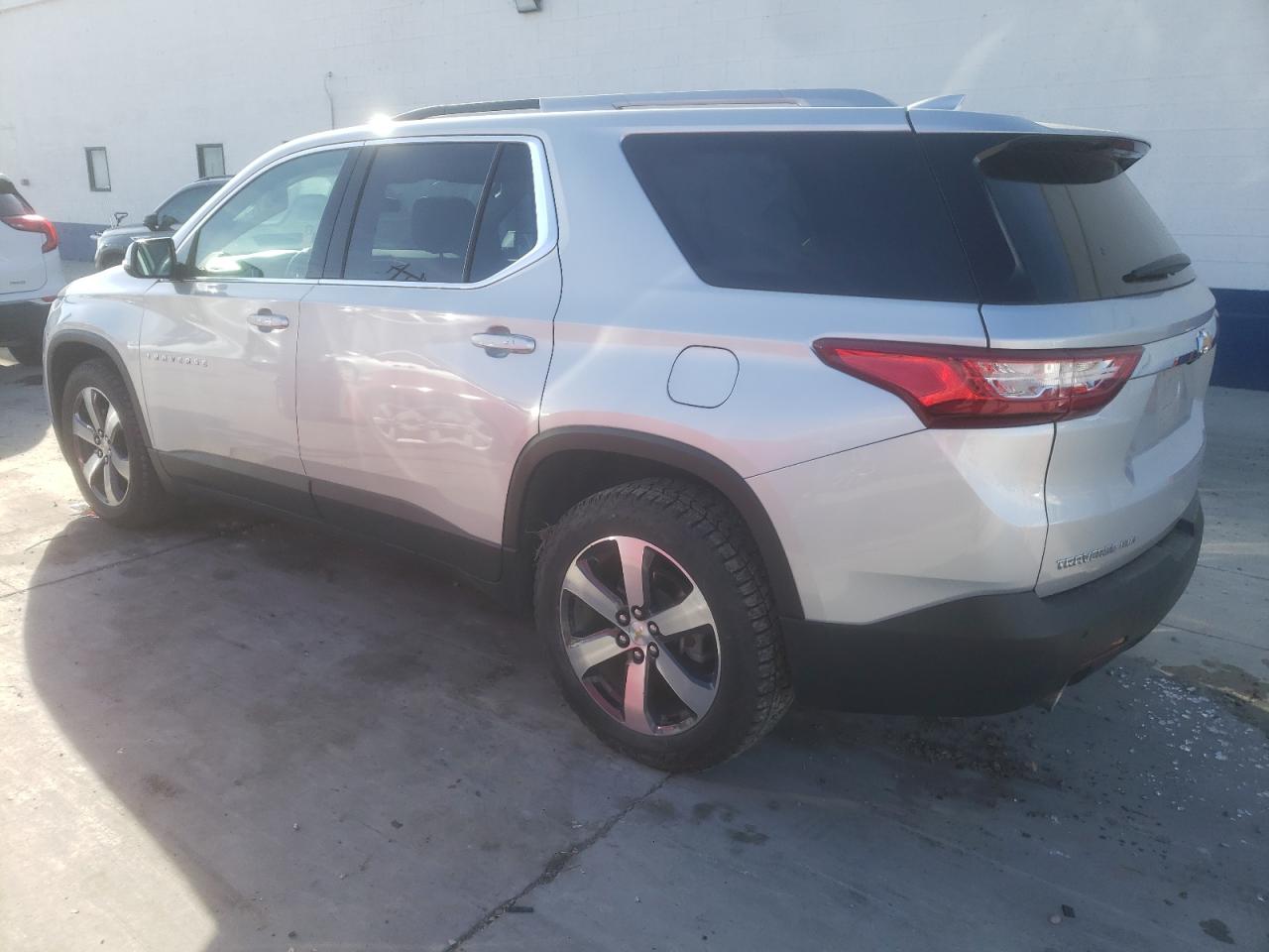 VIN 1GNEVHKW3JJ272536 2018 CHEVROLET TRAVERSE no.2