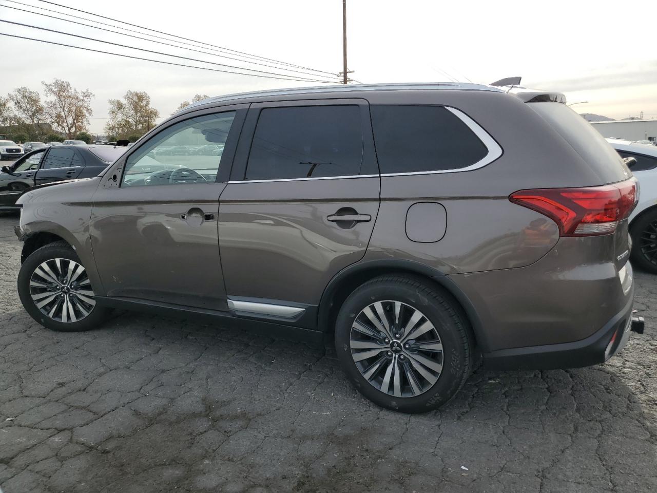 2020 Mitsubishi Outlander - Image 2
