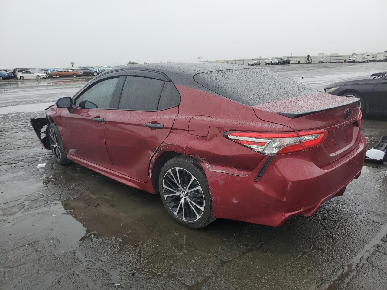 VIN 4T1B11HKXJU663423 2018 TOYOTA CAMRY no.2