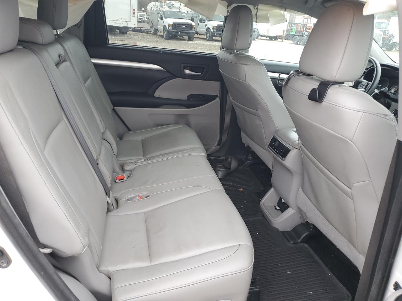 2016 Toyota Highlander - Image 11