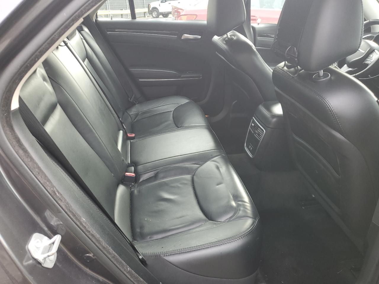 2016 Chrysler 300 - Image 10