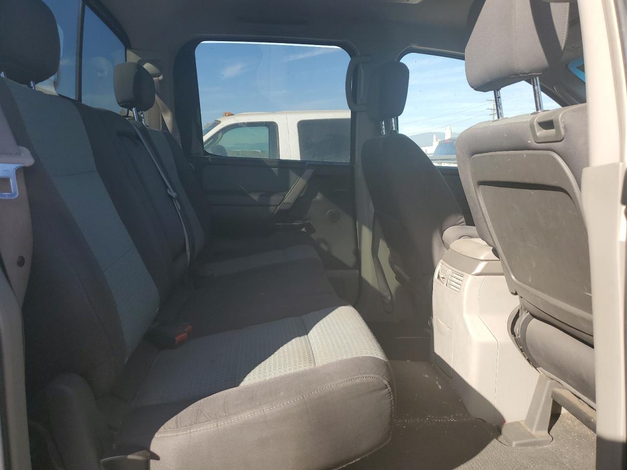 2004 Nissan Titan - Image 10