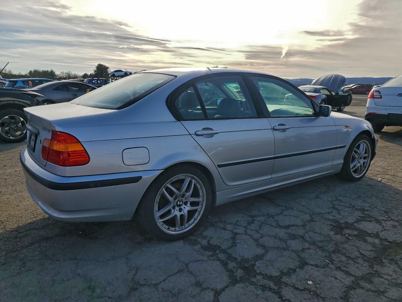 Фото: WBAET374X2NH01500