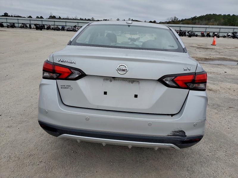 NISSAN VERSA 2021 Серебристый