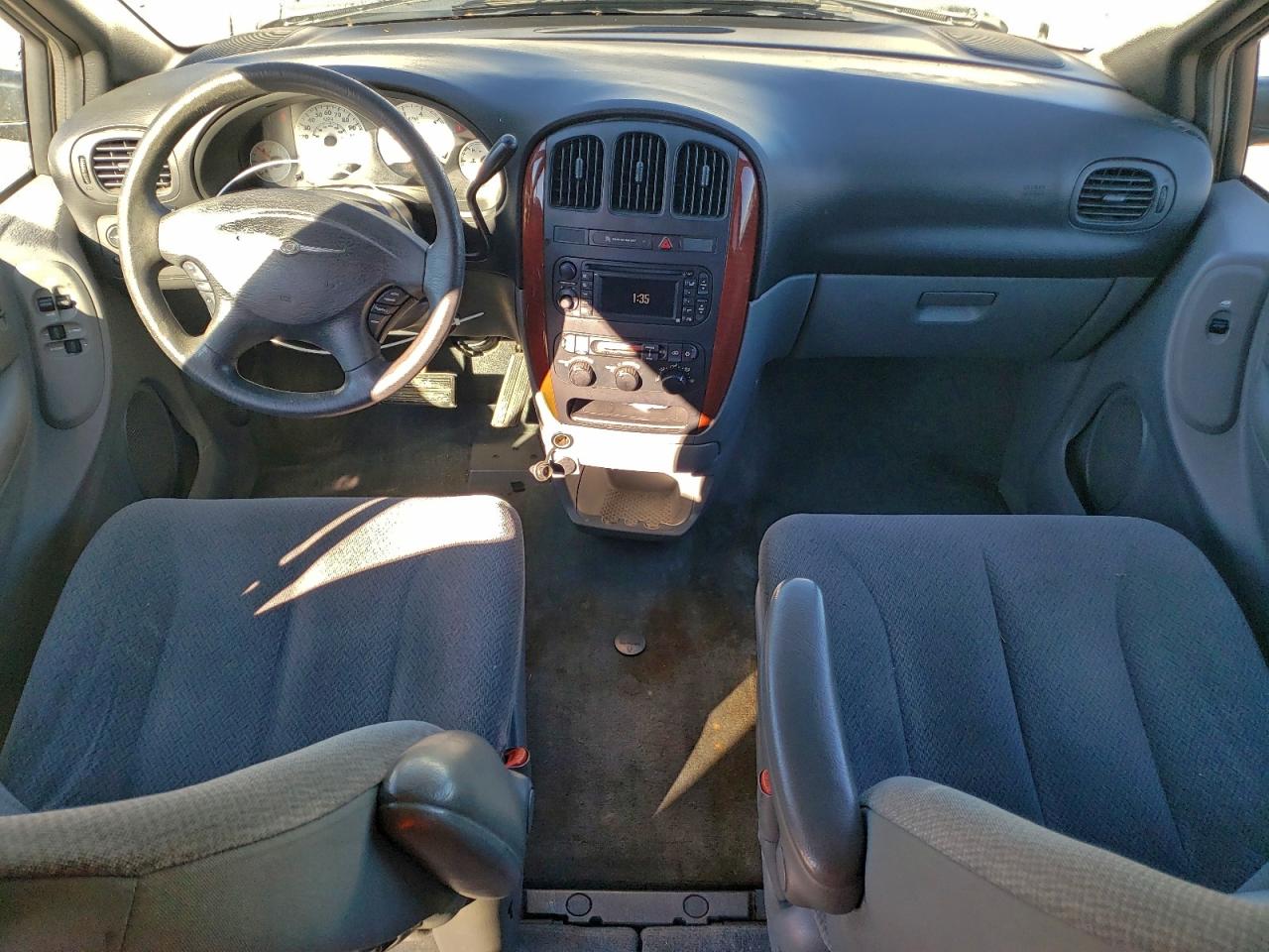 2005 Chrysler Town & Country Lx VIN: 2C4GP44R65R180169 Lot: 94880015