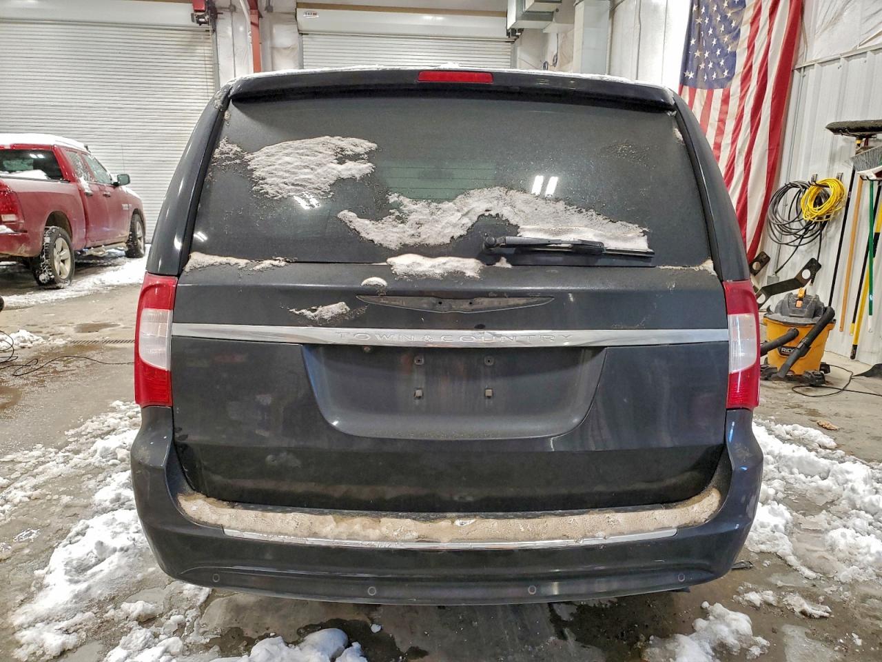 2011 Chrysler Town & Country Touring L VIN: 2A4RR8DG4BR714090 Lot: 94921175