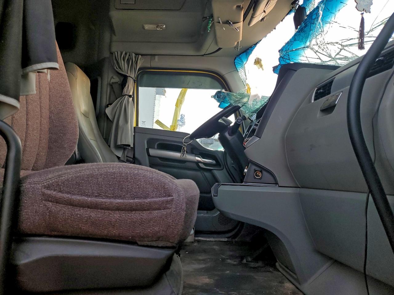 2020 Kenworth Constructi - Semi Truck VIN: 3WKYDP9X4LF416219 Lot: 94371375