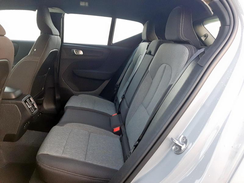 2023 VOLVO XC40 2.0 B3P PLUS DARK 5DR AUTO