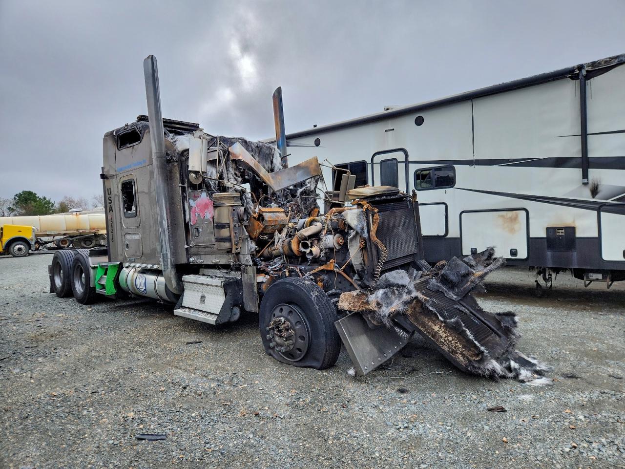 2007 Kenworth W900 Semi Truck VIN: 1XKWDB9X17R170792 Lot: 94043845