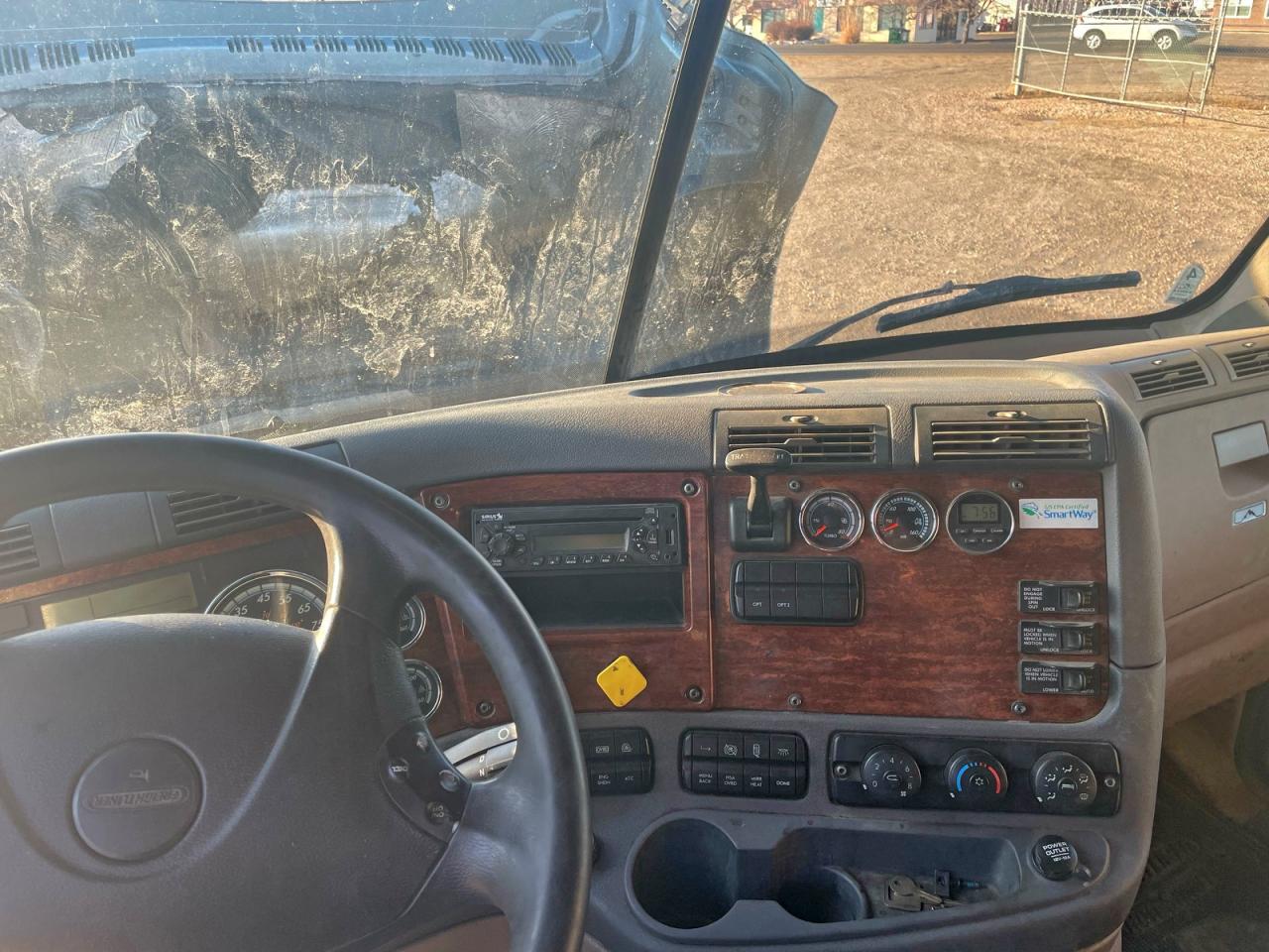 2014 Frht Cascadia 1 - Trucks Semi Truck VIN: 3AKJGLD55ESFY1945 Lot: 95677215