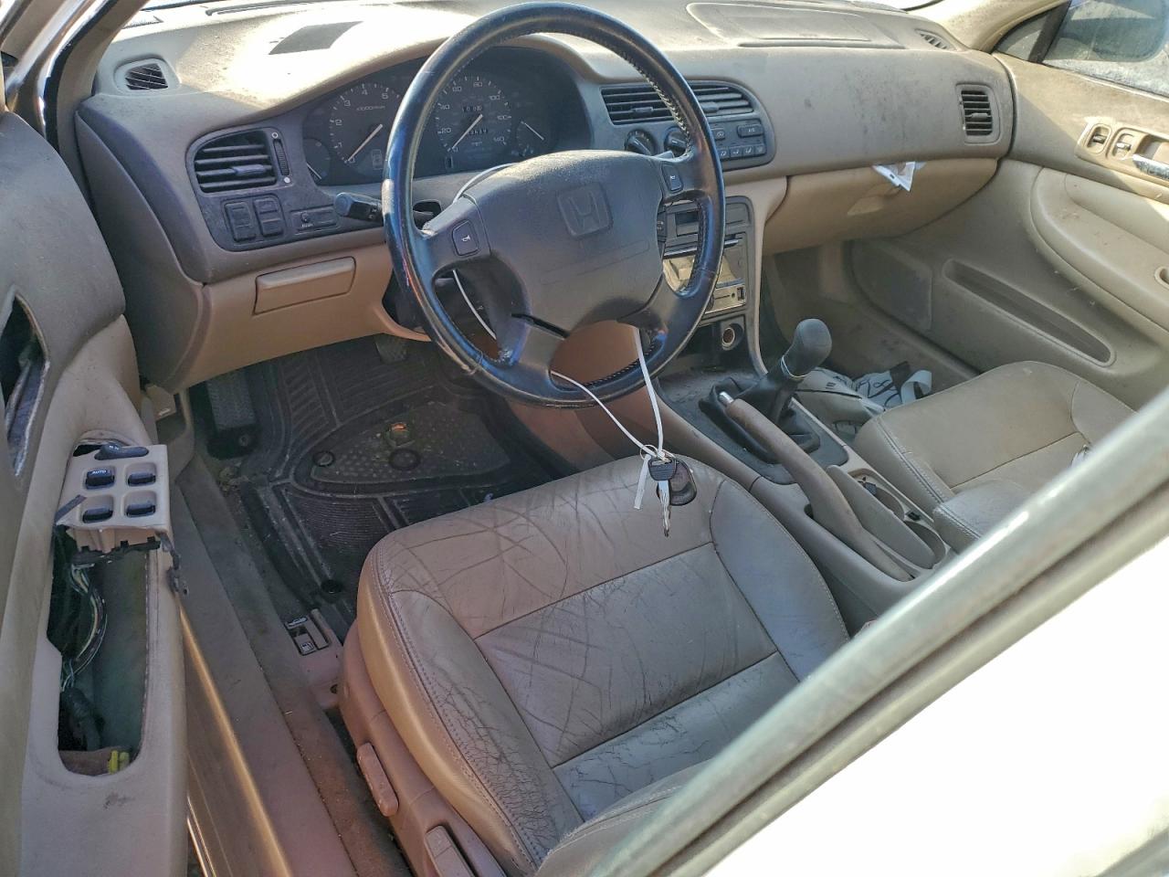 1996 Honda Accord Ex VIN: 1HGCD5561TA207542 Lot: 96100005