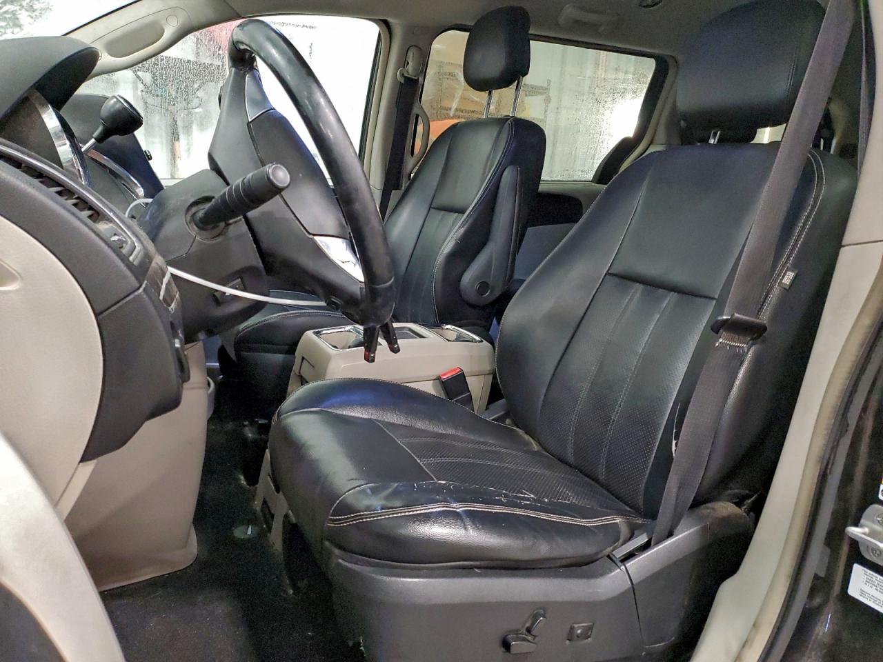 2011 Chrysler Town & Country Touring L VIN: 2A4RR8DG4BR714090 Lot: 94921175