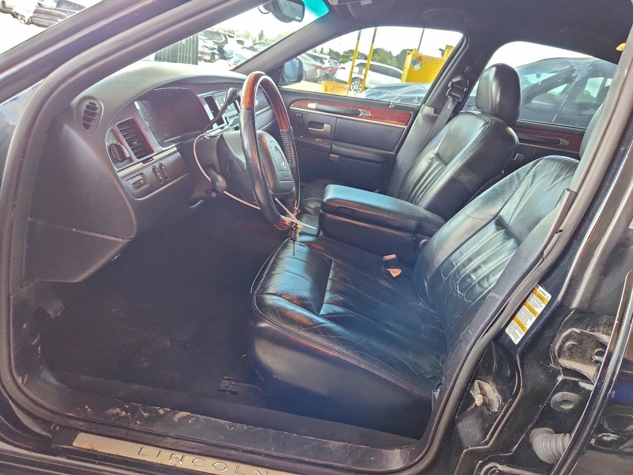 2003 Lincoln Town Car Signature VIN: 1LNHM82W13Y614340 Lot: 95391875