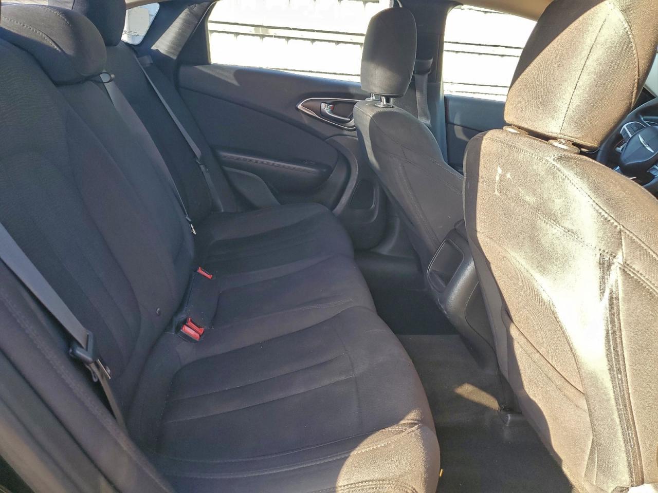 2015 Chrysler 200 Limited VIN: 1C3CCCAB4FN656255 Lot: 95303625