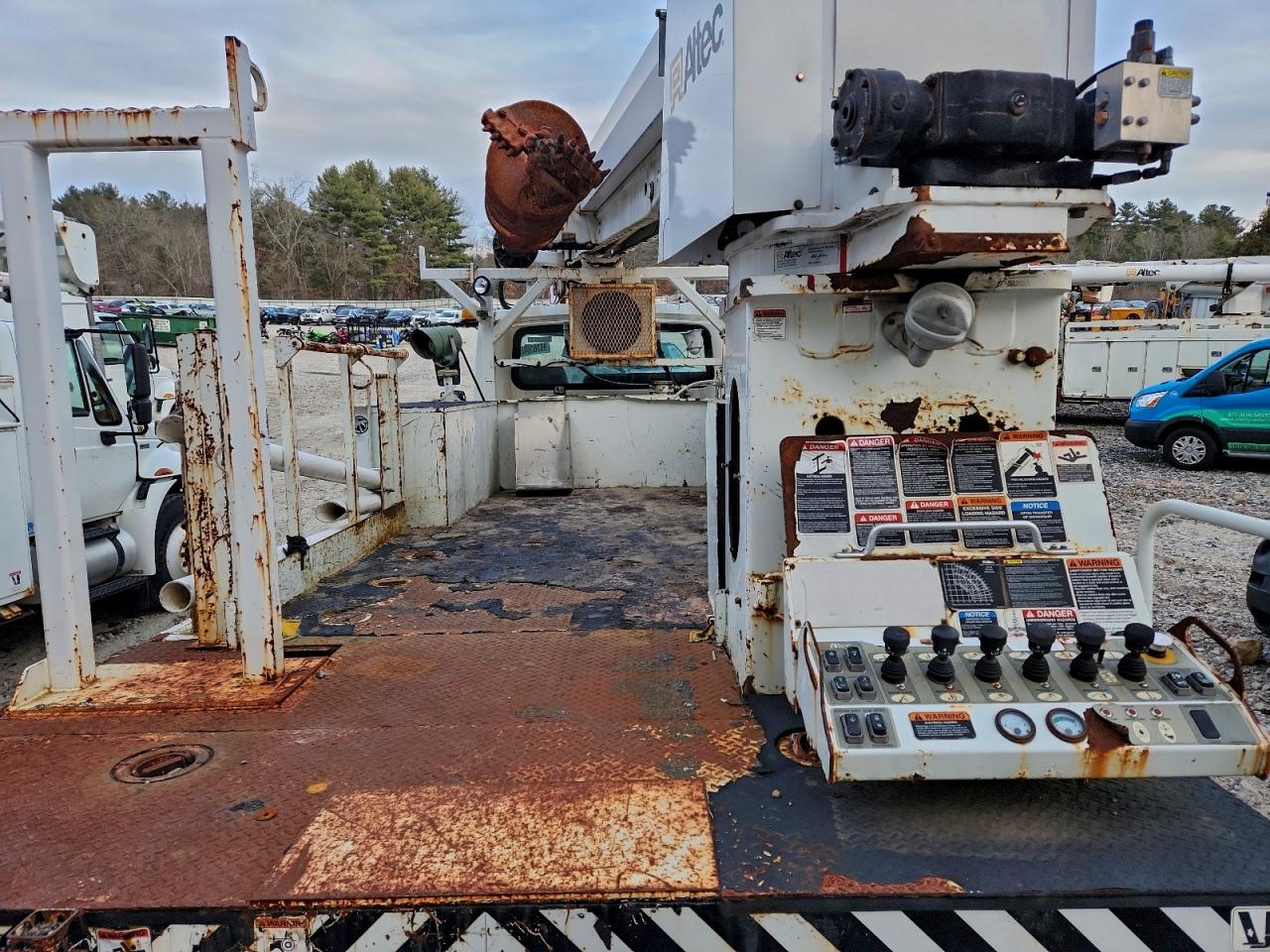 2011 International 4300 Digger Derrick Truck VIN: 1HTMMAAR8BH375716 Lot: 96383345