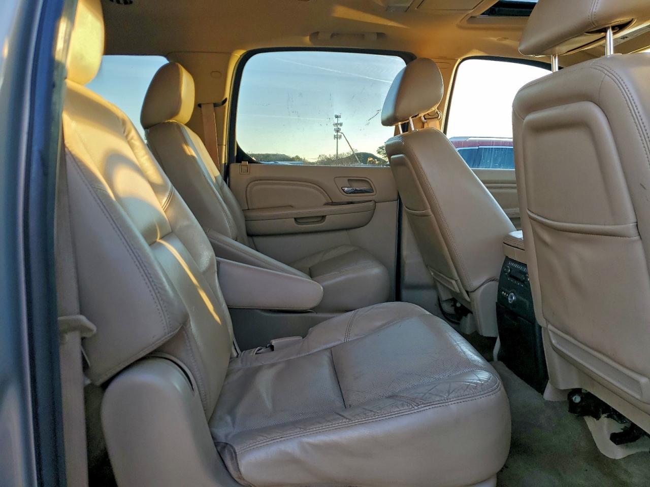 2011 Cadillac Escalade Esv Luxury VIN: 1GYS4HEF3BR141856 Lot: 93155985