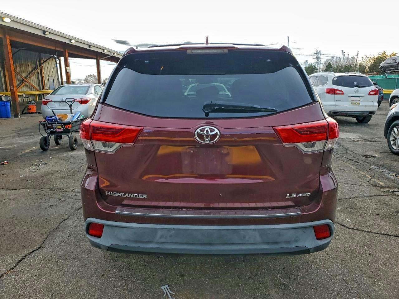 2018 Toyota Highlander Le VIN: 5TDBZRFH5JS901394 Lot: 96144435