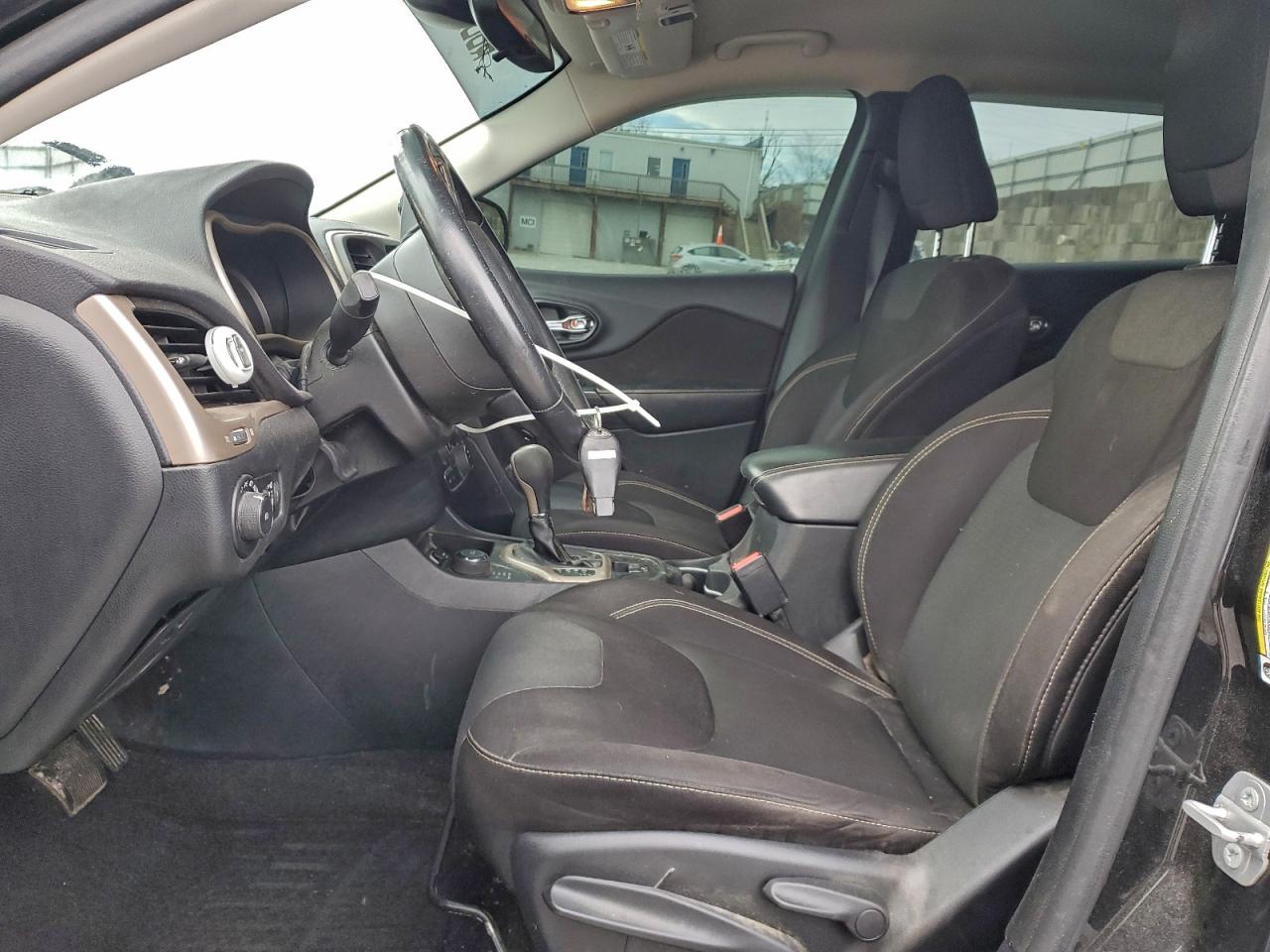 2015 Jeep Cherokee Latitude VIN: 1C4PJMCB2FW768424 Lot: 97707175