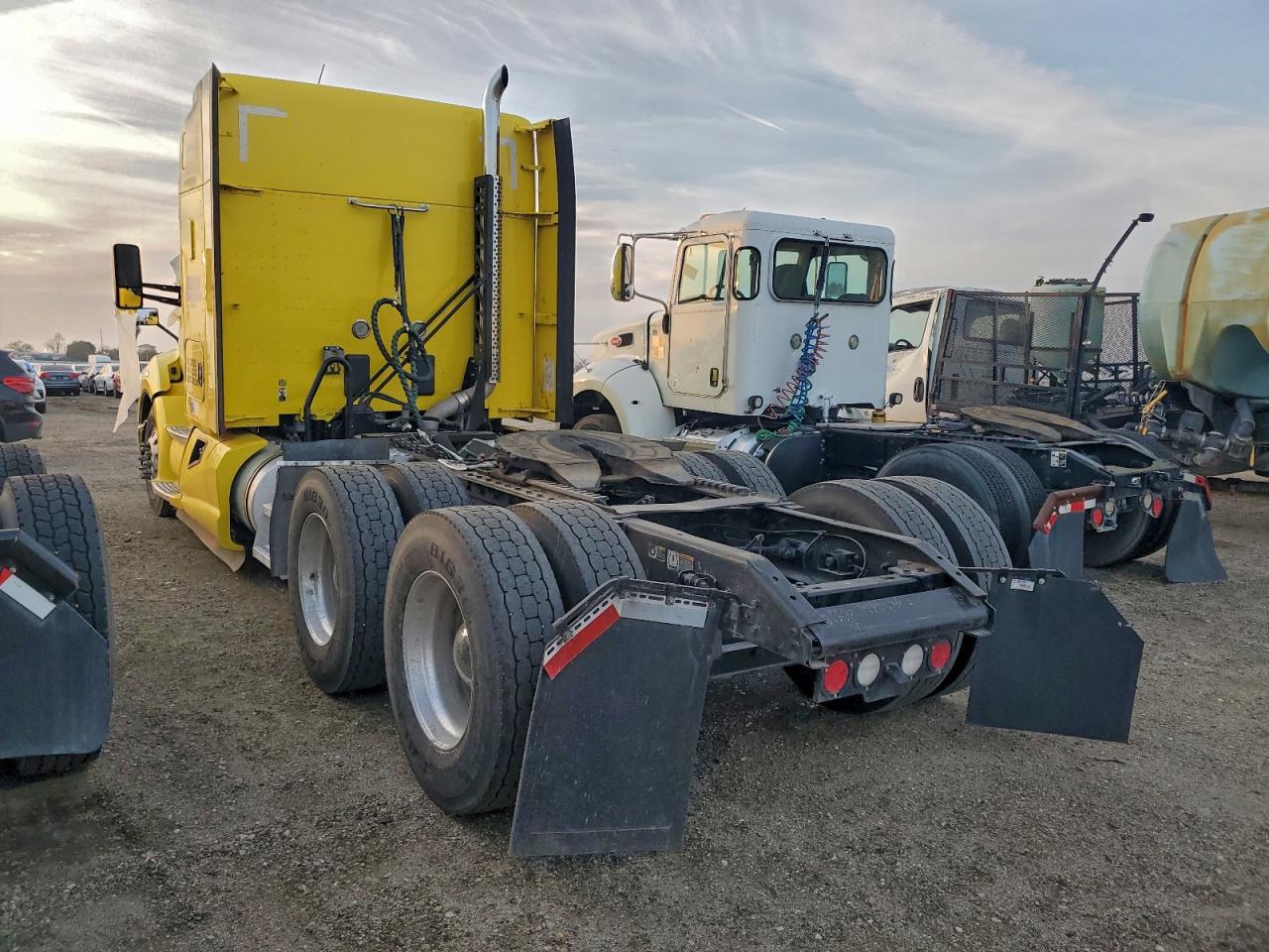 2020 Kenworth Constructi - Semi Truck VIN: 3WKYDP9X4LF416219 Lot: 94371375