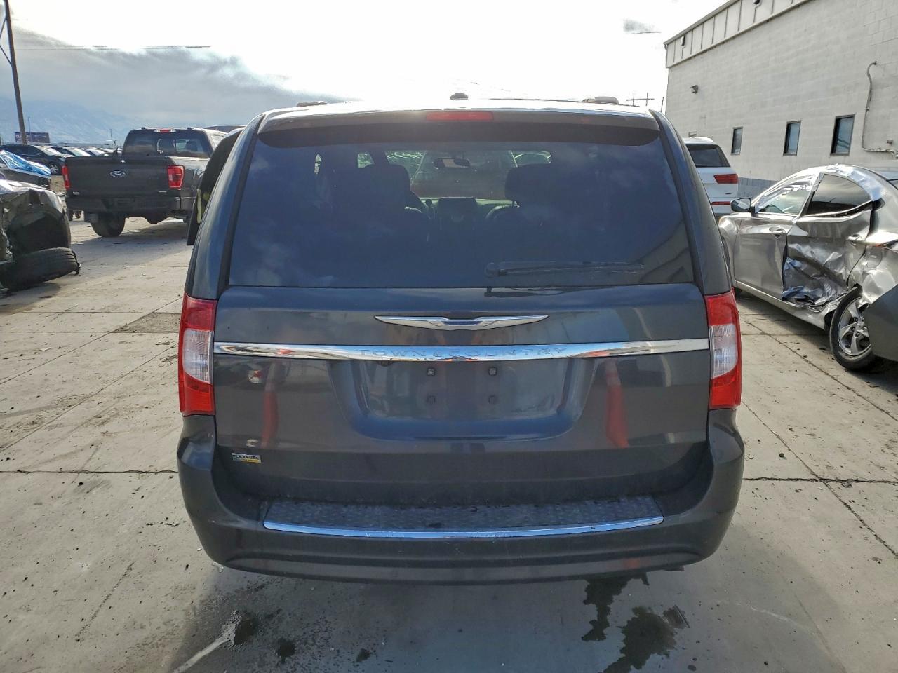 2011 Chrysler Town & Country Touring L VIN: 2A4RR8DG3BR796703 Lot: 95414785