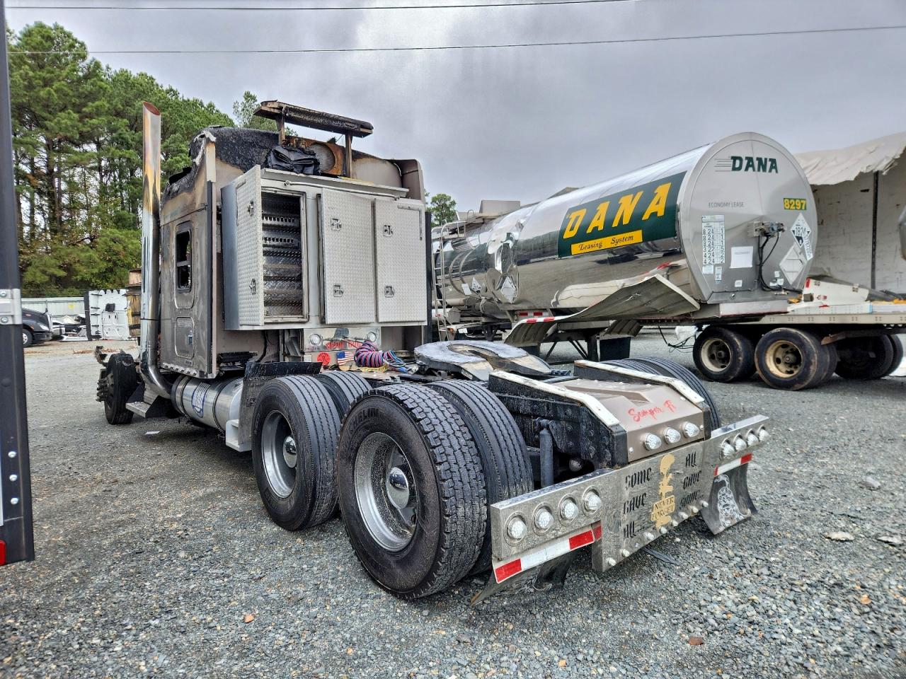 2007 Kenworth W900 Semi Truck VIN: 1XKWDB9X17R170792 Lot: 94043845