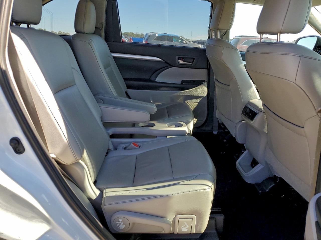 2019 Toyota Highlander Se VIN: 5TDJZRFH3KS563250 Lot: 95540095