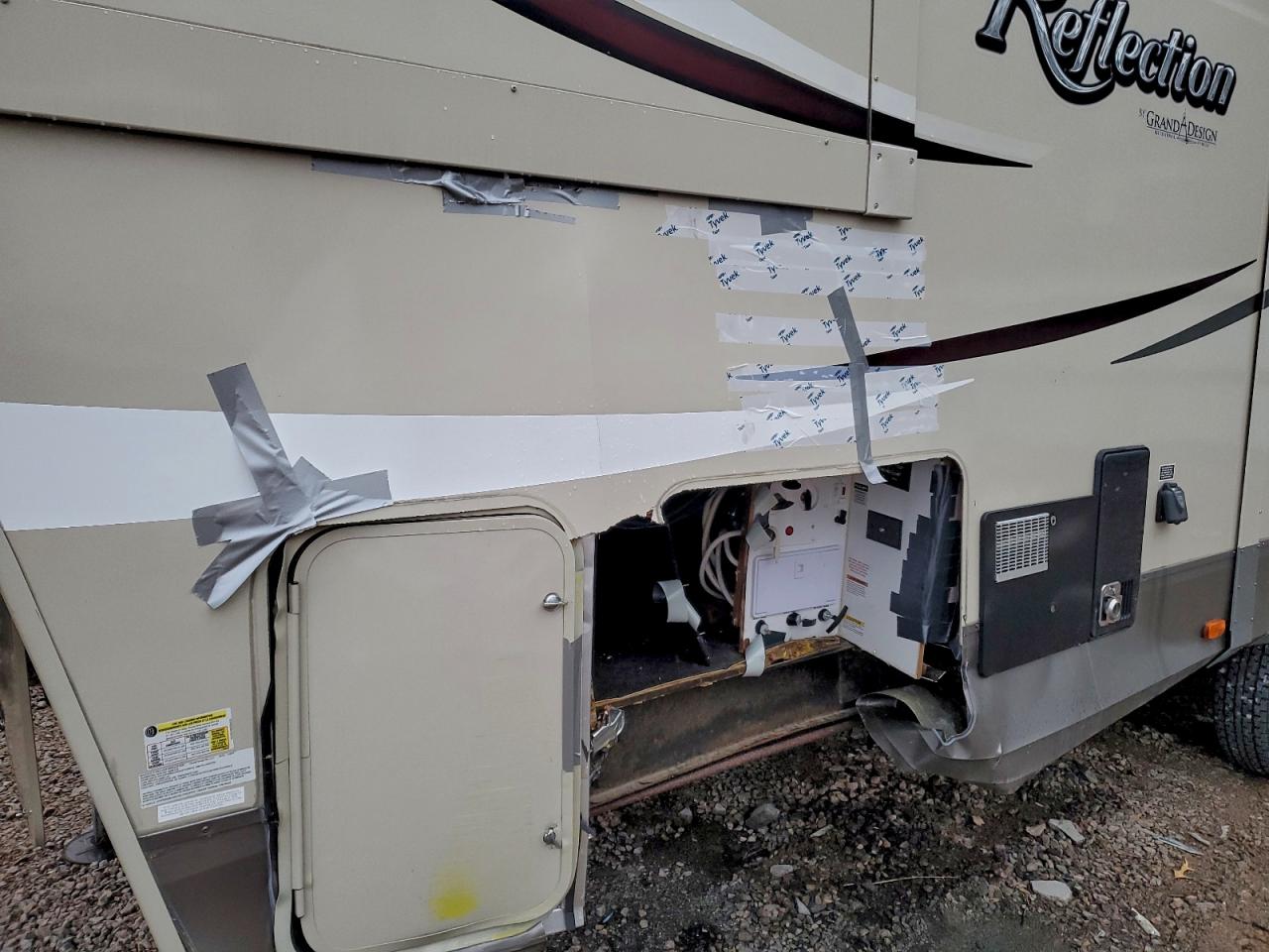 2015 Refl Traveltrai - Rv VIN: 573FR3228F3302183 Lot: 93300015