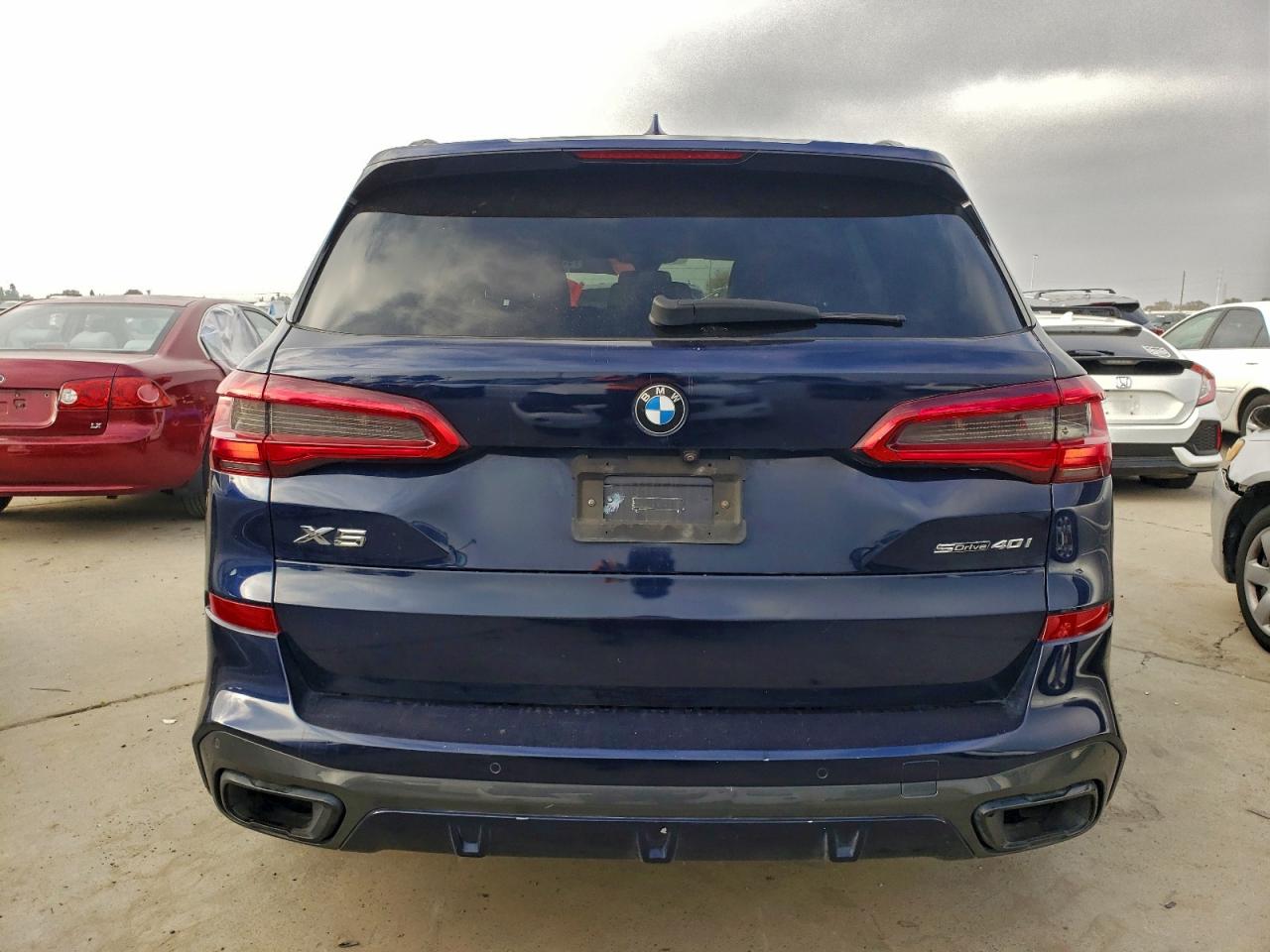 Фото: 5UXCR4C02L9B95168