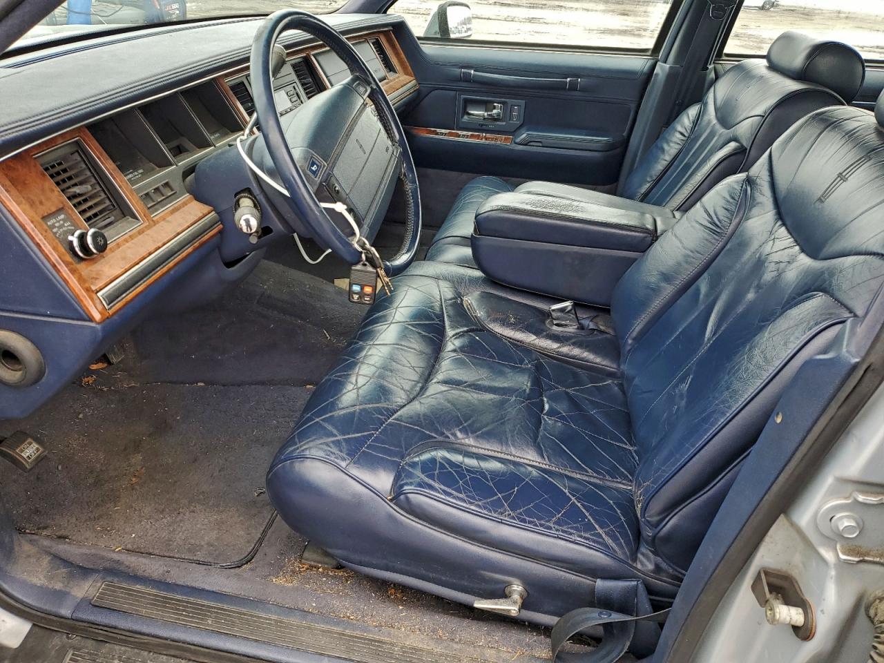 1994 Lincoln Town Car Signature VIN: 1LNLM82W4RY735222 Lot: 93542635