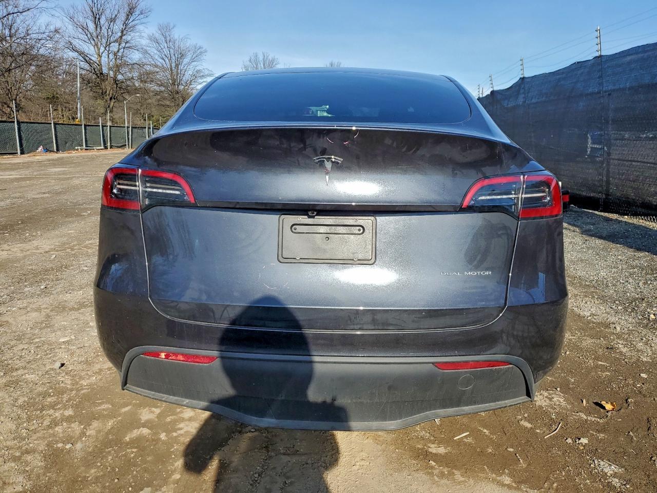 2025 Tesla Model Y VIN: 7SAYGDEE9SA360463 Lot: 94272875