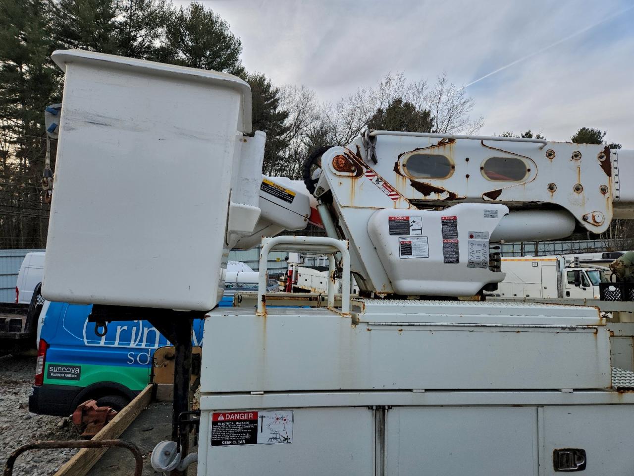 2011 International 4300 Bucket Truck VIN: 1HTMMAAR9BH373702 Lot: 96011885