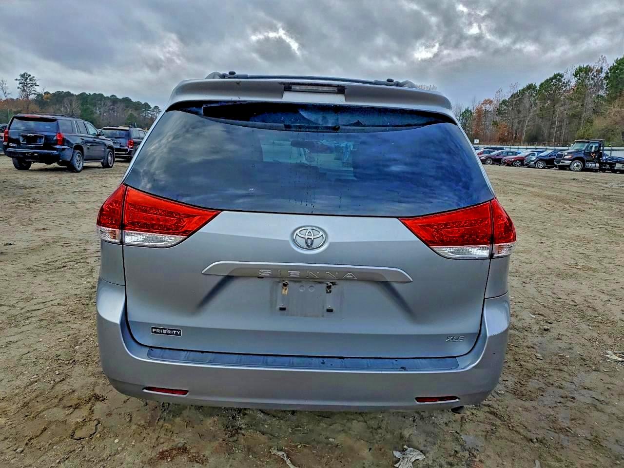 2011 Toyota Sienna Xle VIN: 5TDYK3DC5BS107581 Lot: 94443025