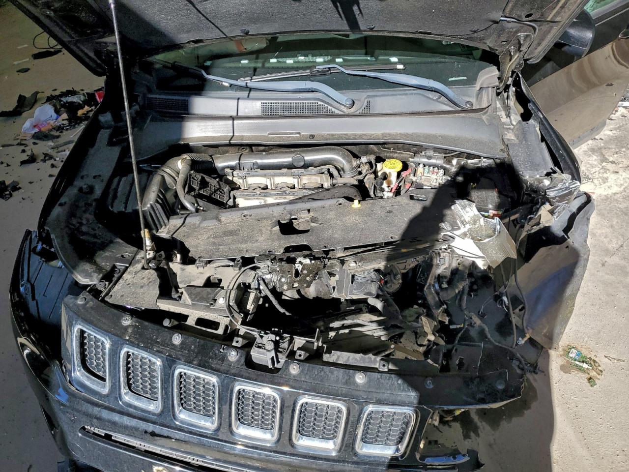 2018 Jeep Compass Latitude VIN: 3C4NJDBB5JT202118 Lot: 97298895