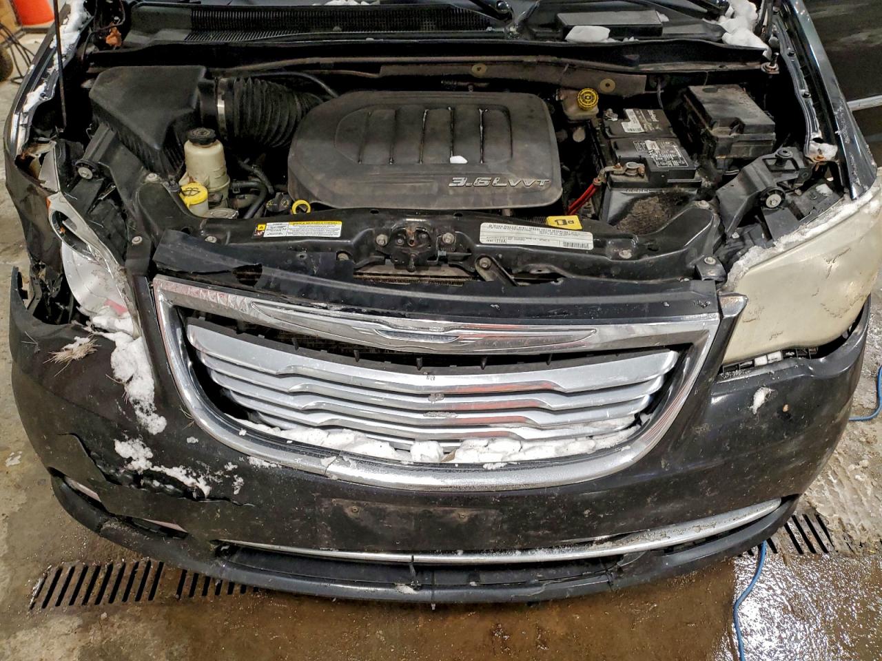 2011 Chrysler Town & Country Touring L VIN: 2A4RR8DG4BR714090 Lot: 94921175