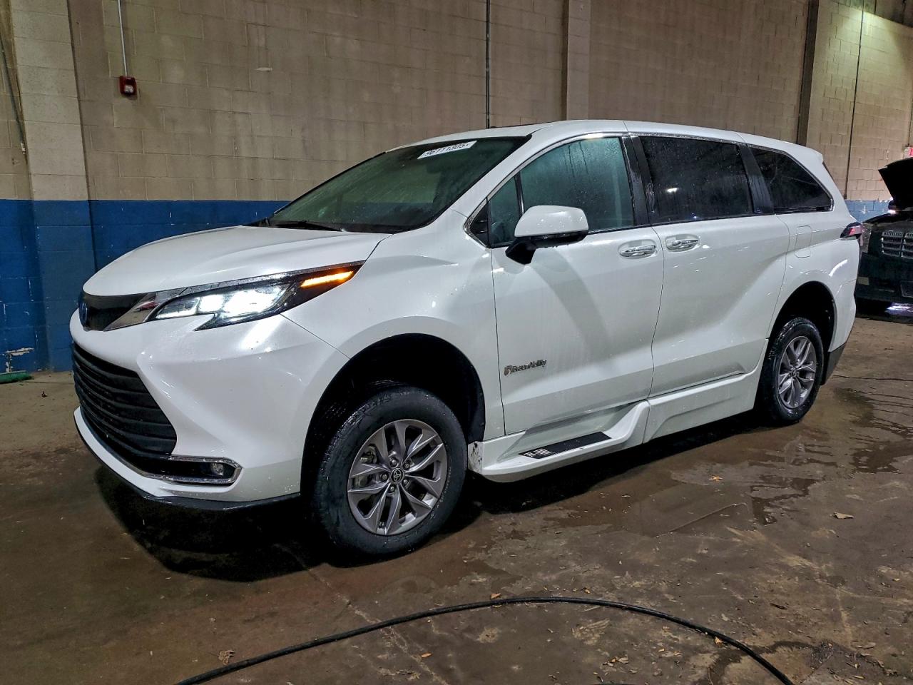 2022 Toyota Sienna Xle