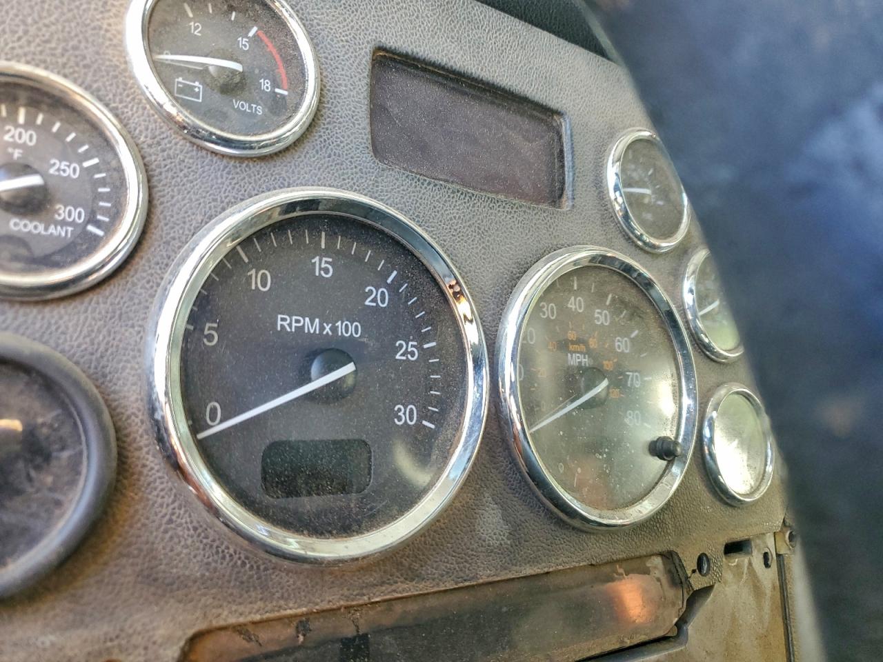 2013 Peterbilt 386 Semi Truck VIN: 1XPHDP9X1DD188136 Lot: 95530365