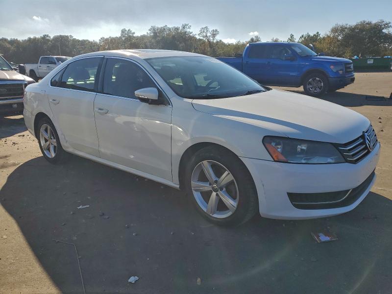 Sedans VOLKSWAGEN PASSAT 2012 Biały
