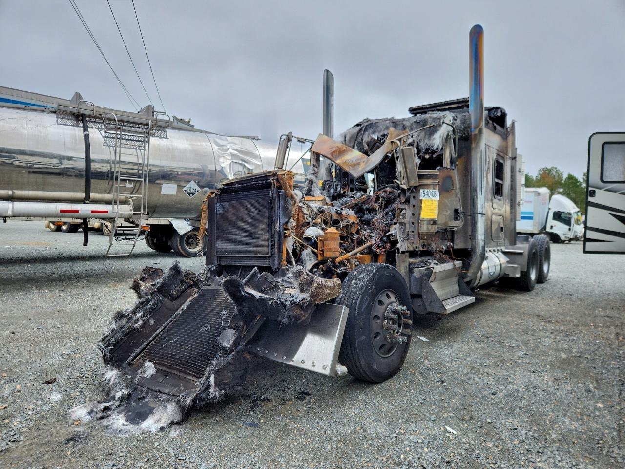 2007 Kenworth W900 Semi Truck VIN: 1XKWDB9X17R170792 Lot: 94043845