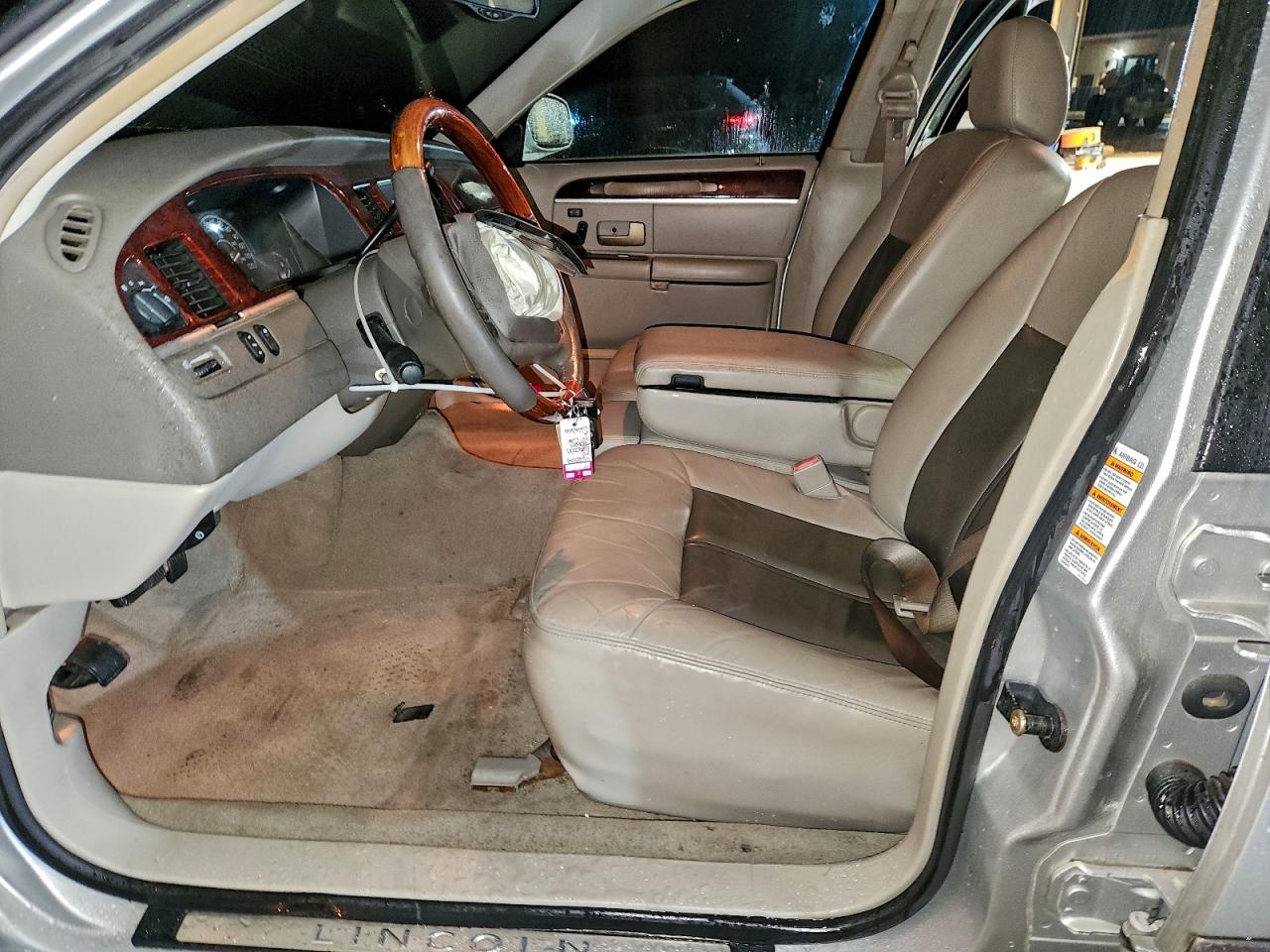 2004 Lincoln Town Car Ultimate VIN: 1LNHM83W64Y641176 Lot: 94808365