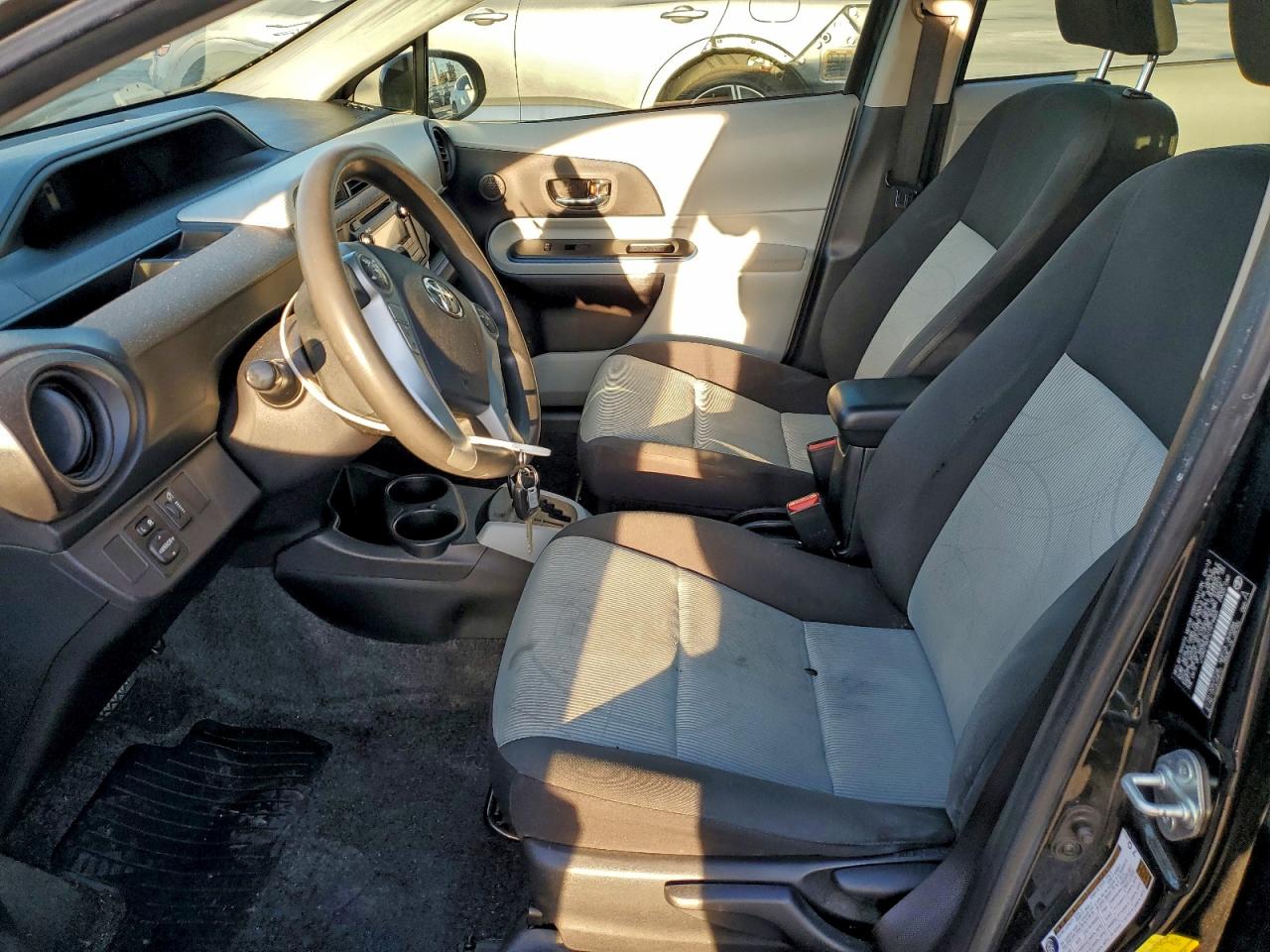 2012 Toyota Prius C VIN: JTDKDTB31C1519465 Lot: 94933075