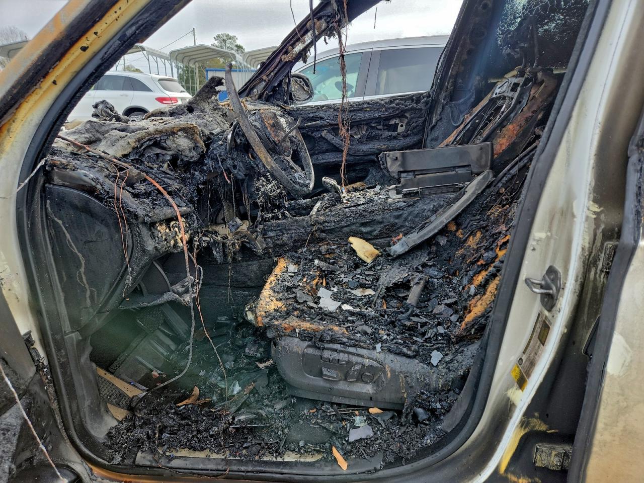 Фото: 5UXKR2C30H0X05763