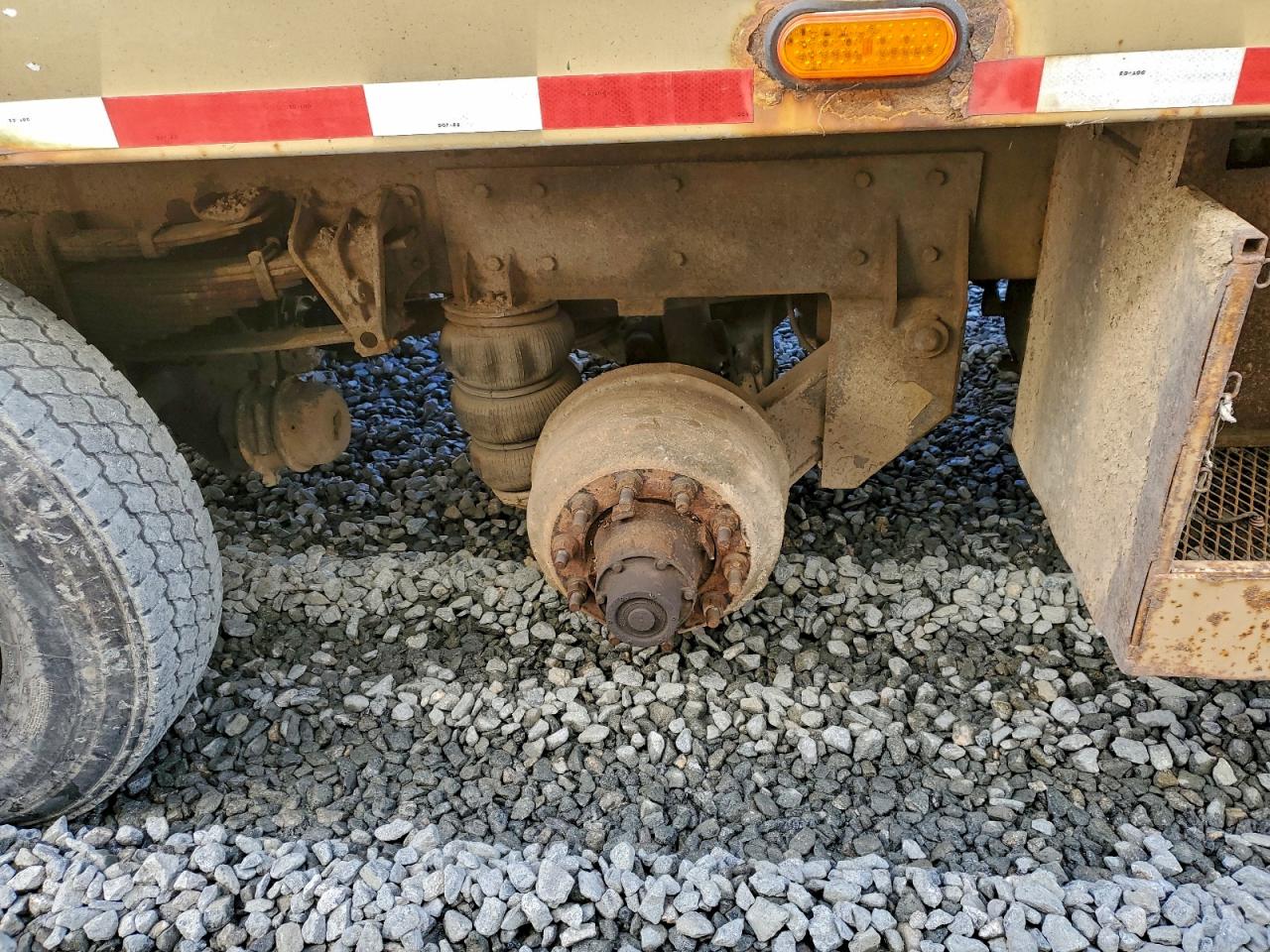 1999 International 4700 Refuse Truck VIN: 1HTSCAAN6XH590493 Lot: 95651135