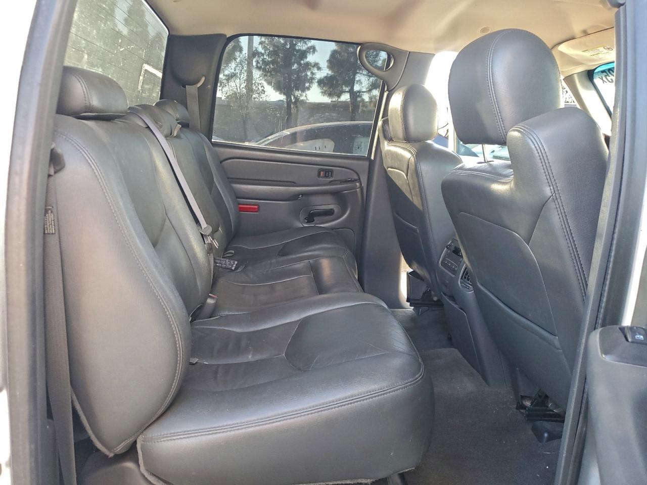 2004 Chevrolet Silverado C2500 Heavy Duty VIN: 1GCHC23U04F179275 Lot: 95805925