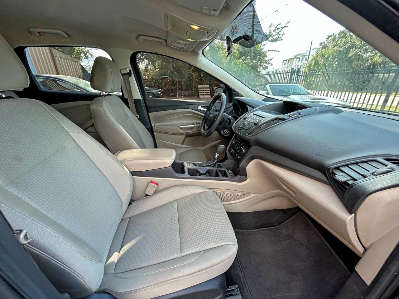 2017 Ford Escape Se VIN: 1FMCU9G92HUE86529 Lot: 97823395