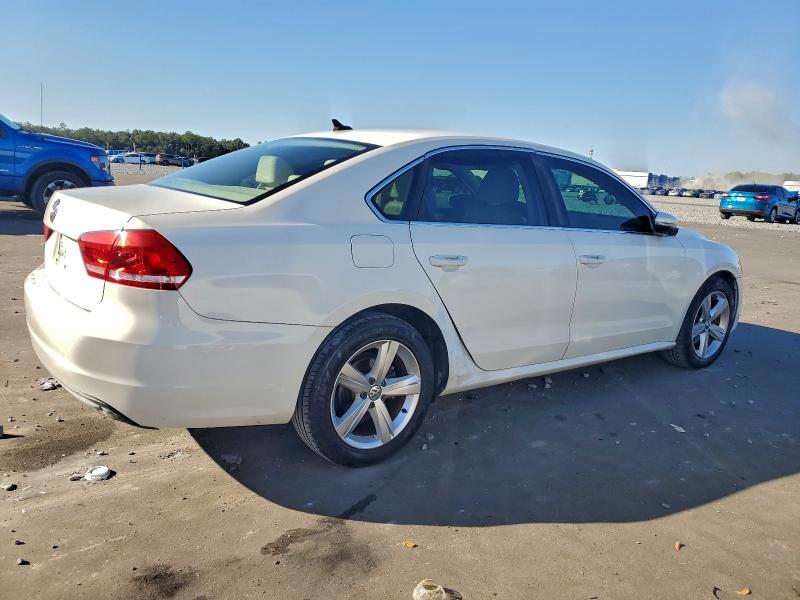 Sedans VOLKSWAGEN PASSAT 2012 Biały