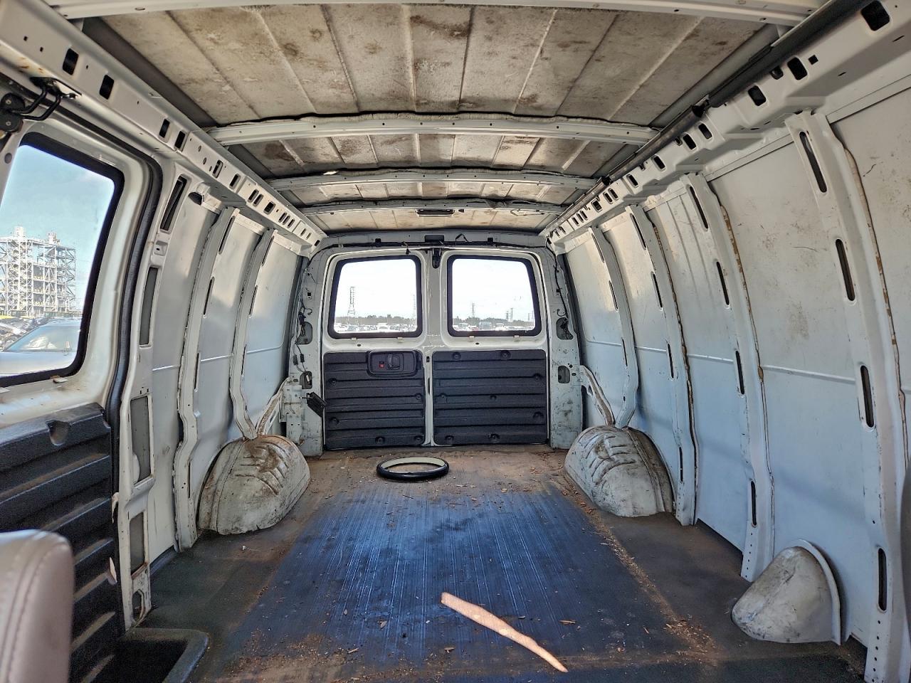 2005 GMC Savana 2500 Delivery Van VIN: 1GTGG29V051152852 Lot: 95880755