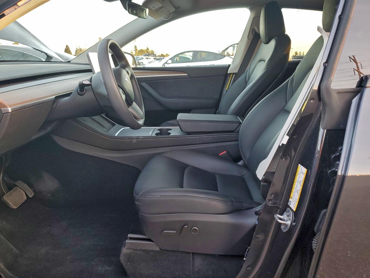 2025 Tesla Model Y VIN: 7SAYGDED3SF218281 Lot: 93929205